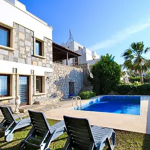 Seba; Yalikavakta Oezel Havuzlu 4+1 Bodrum